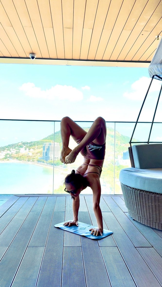 Xuan handstand rooftop